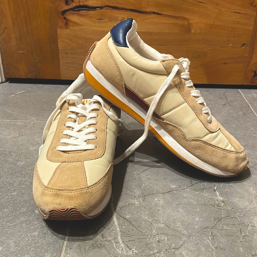 Nice sneakers to dress up and down to wear around. - Picture 1 of 2